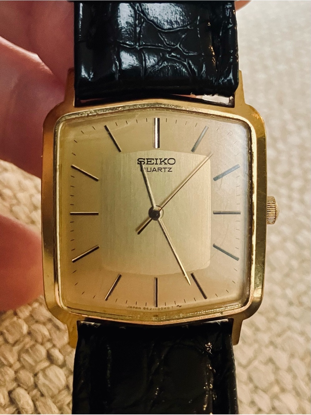 Vintage SEIKO Mens Wristwatch 8621-5019. Black Leather Strap, Gold black Case